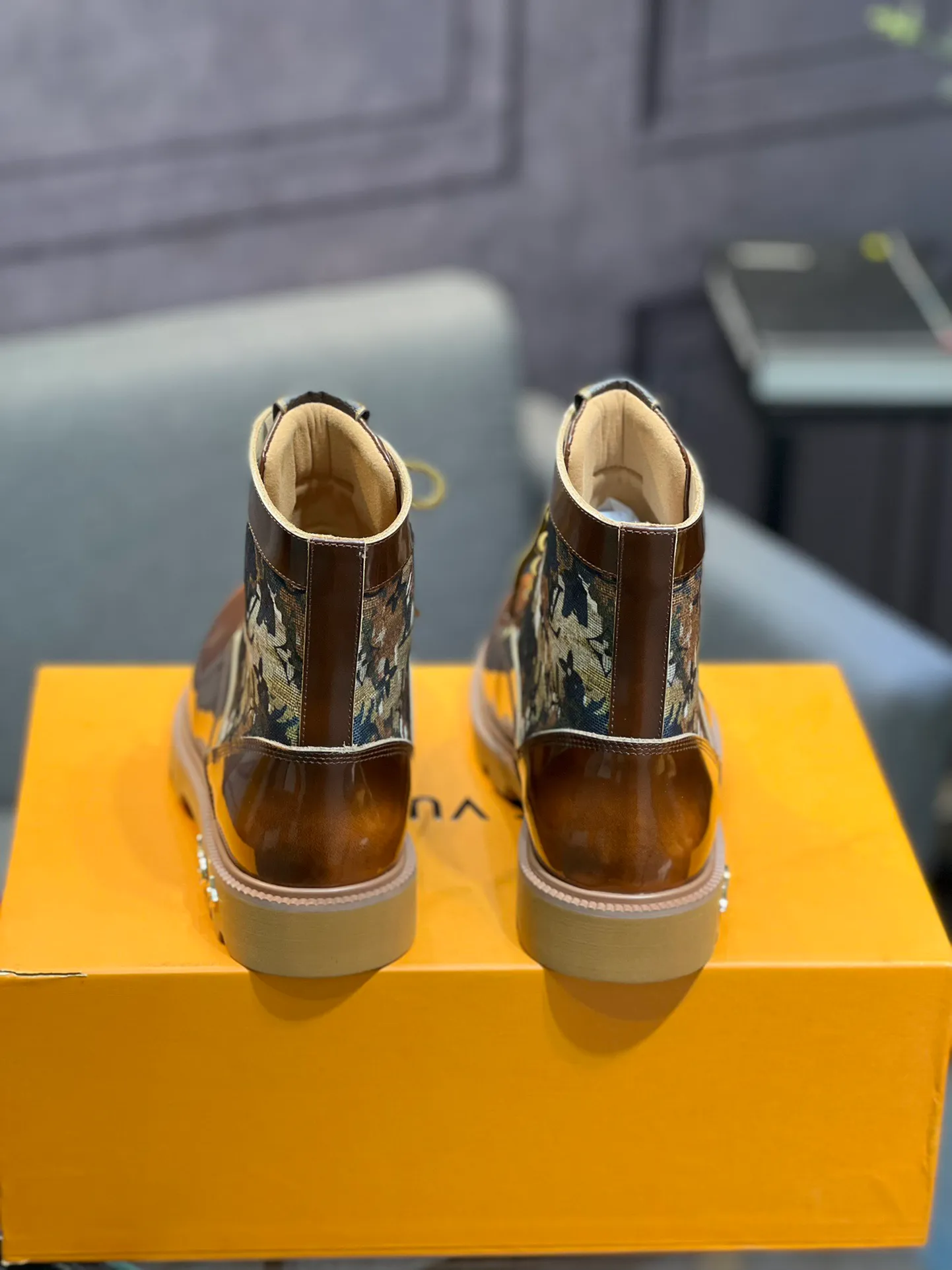 Men's shoes 💰920 L Home - the latest LV men's business casual boots, luxury and nobility are a must. They are all made of imported original first-layer cowhide, just to create a more comfortable wearing experience. ➕Top imported water-dyed full cow lining, original high wear-resistant outsole! 👏👏 Size: Male 39-44; (38 45 46 customized)